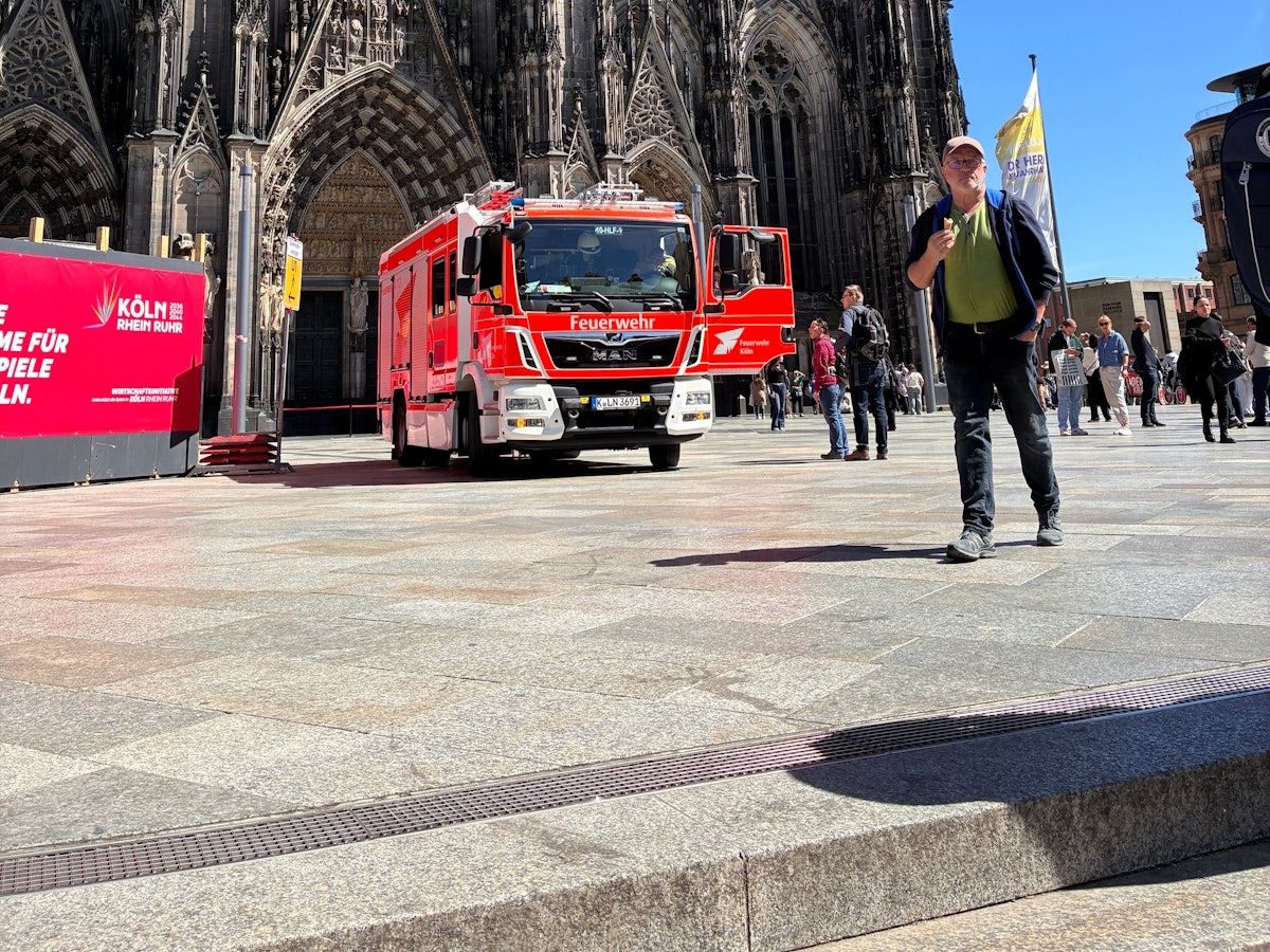 Großeinsatz der Feuerwehr am Kölner Dom.