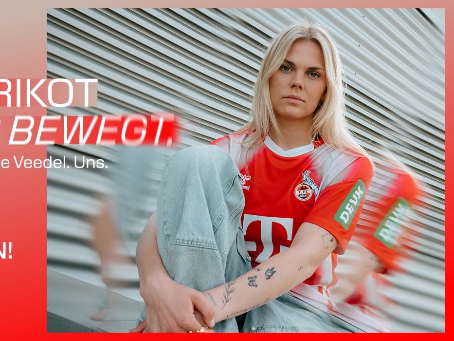 Junge Frau mit langen blonden Haaren trägt das rote Frauen Sondertrikot 2025/26 des 1. FC Köln von hummel, mit FC-Wappen und DEVK-Logo, lässig auf einer Treppe sitzend – Werbemotiv mit dem Slogan „Ein Trikot, das bewegt. Die Stadt. Die Veedel. Uns."