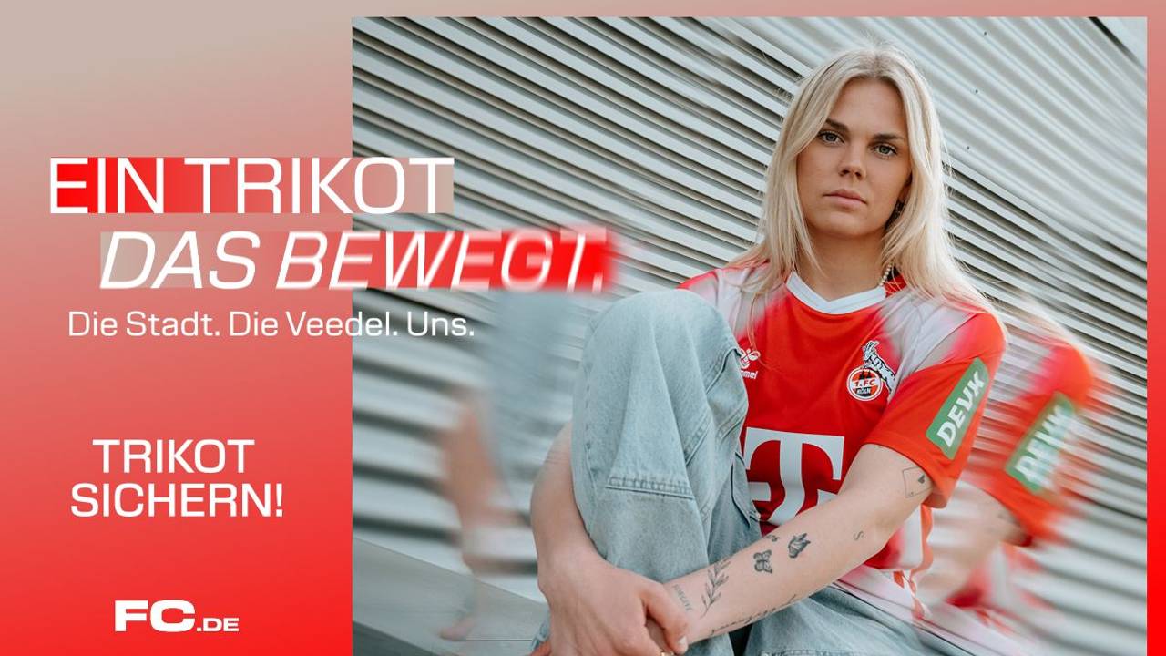 Junge Frau mit langen blonden Haaren trägt das rote Frauen Sondertrikot 2025/26 des 1. FC Köln von hummel, mit FC-Wappen und DEVK-Logo, lässig auf einer Treppe sitzend – Werbemotiv mit dem Slogan „Ein Trikot, das bewegt. Die Stadt. Die Veedel. Uns."