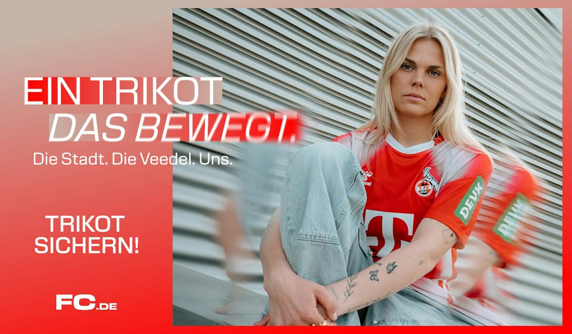 Junge Frau mit langen blonden Haaren trägt das rote Frauen Sondertrikot 2025/26 des 1. FC Köln von hummel, mit FC-Wappen und DEVK-Logo, lässig auf einer Treppe sitzend – Werbemotiv mit dem Slogan „Ein Trikot, das bewegt. Die Stadt. Die Veedel. Uns."