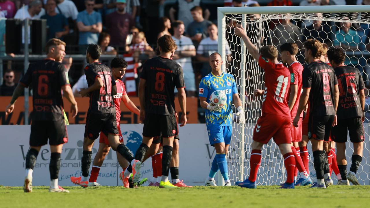 Spielszene im Duell zwischen dem 1. FC Köln und Fortuna Köln.