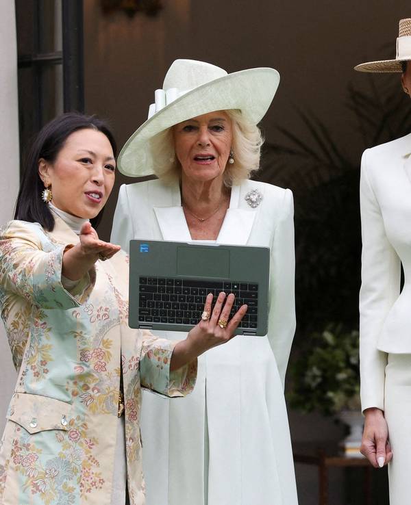 Königin Camilla und Melania Trump stehen nebeneinander.