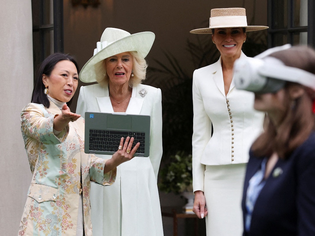 Königin Camilla und Melania Trump stehen nebeneinander.