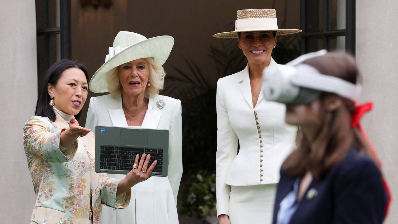 Königin Camilla und Melania Trump stehen nebeneinander.