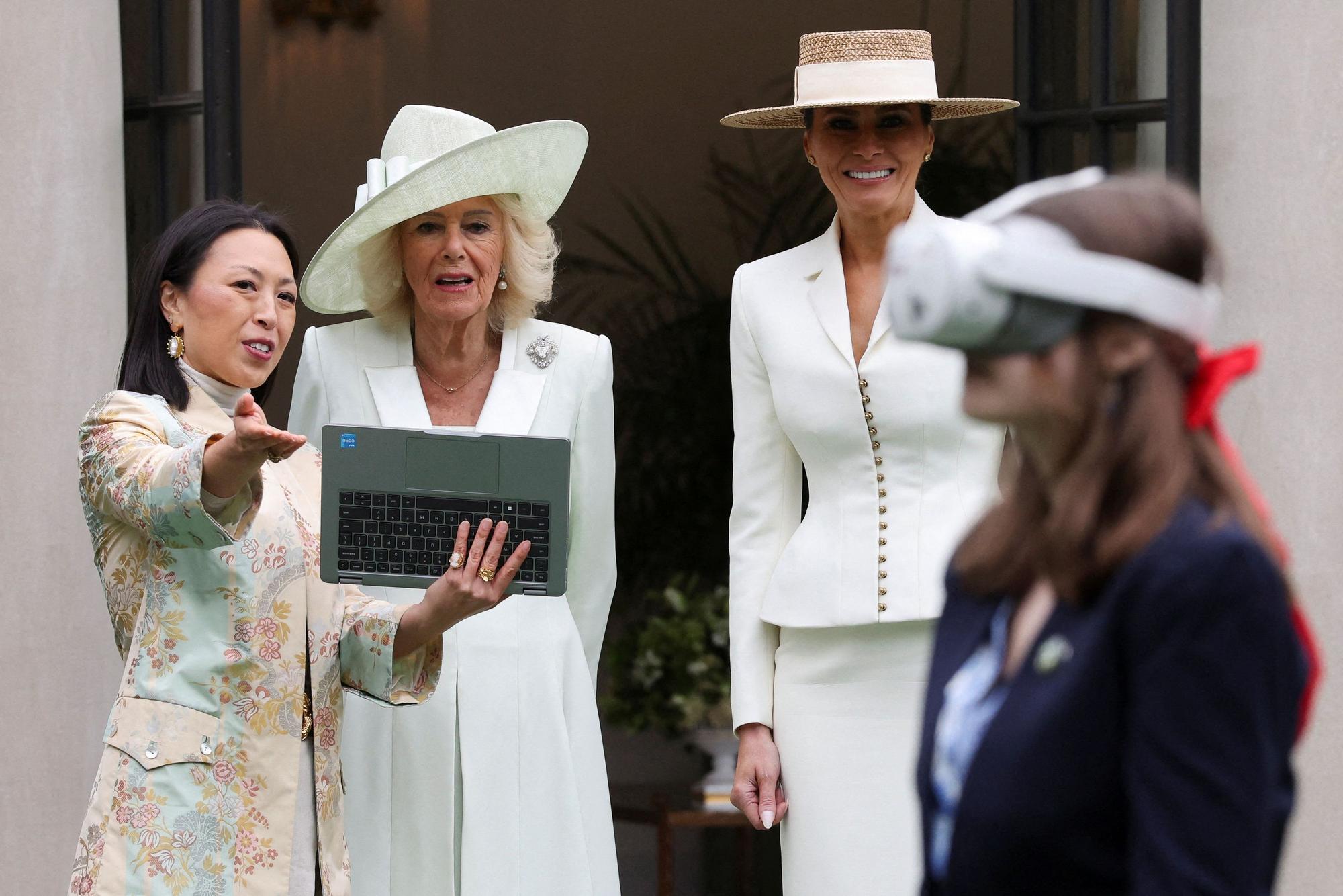 Königin Camilla und Melania Trump stehen nebeneinander.