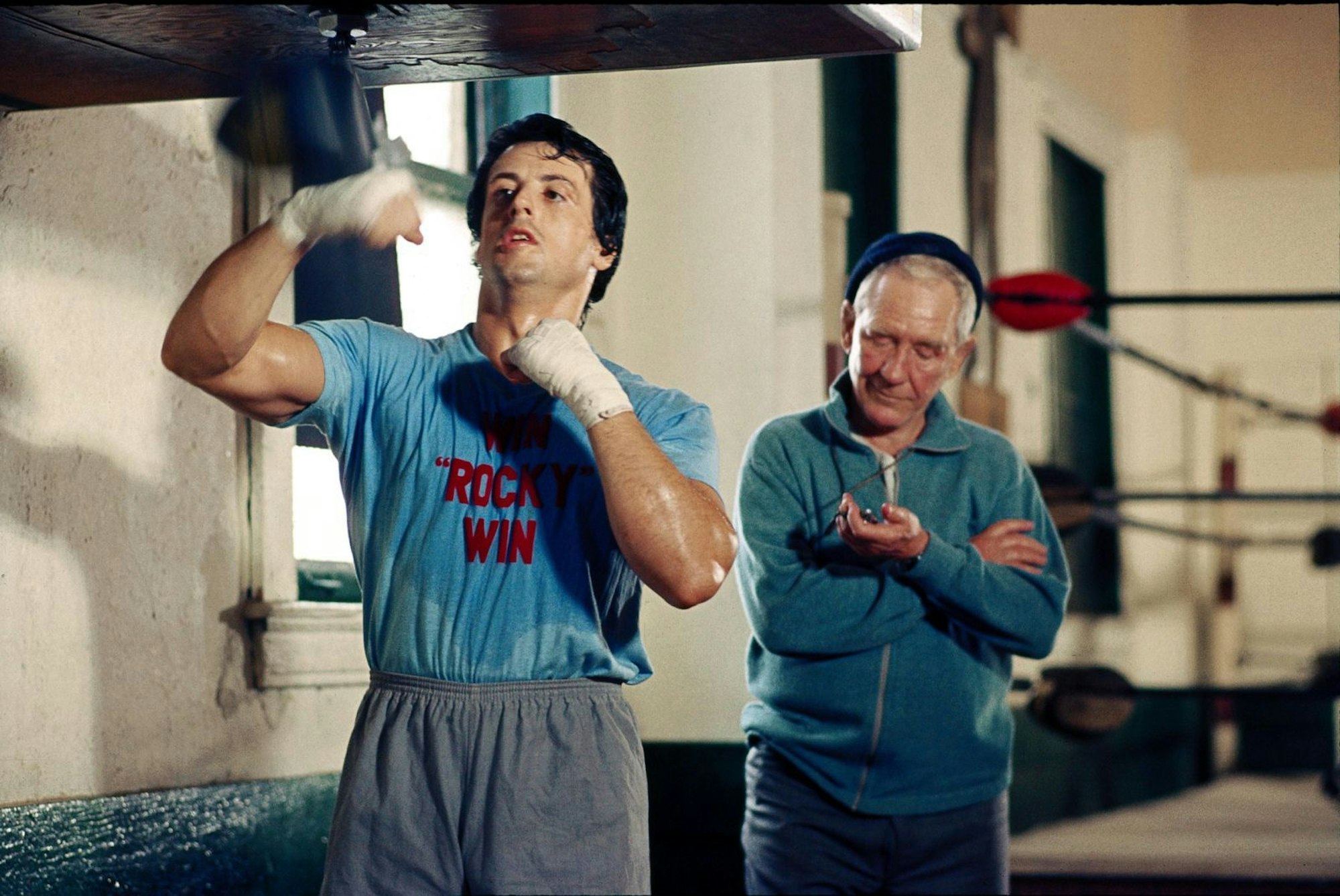 Coach Mickey (Burgess Meredith, rechts) lässt nichts unversucht, den Underdog Rocky für seinen großen Kampf in Form zu bringen. (Bild: © Metro-Goldwyn-Mayer Studios Inc. All Rights Reserved.)