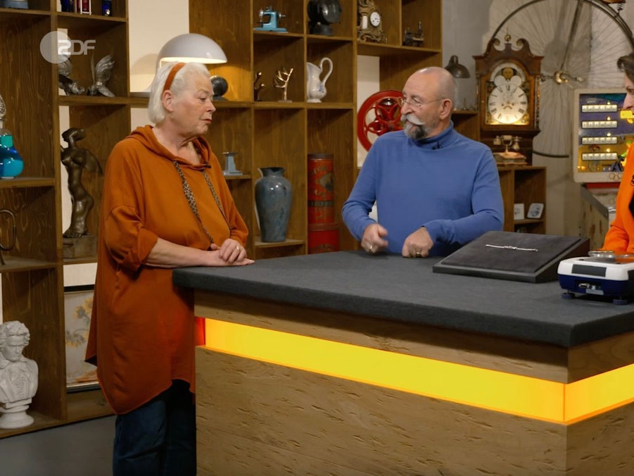 Verkäuferin Anke (links) musste ein Schock verkraften. Horst Lichter und Expertin Wendela Horz litten mit ihr. (Bild: ZDF)