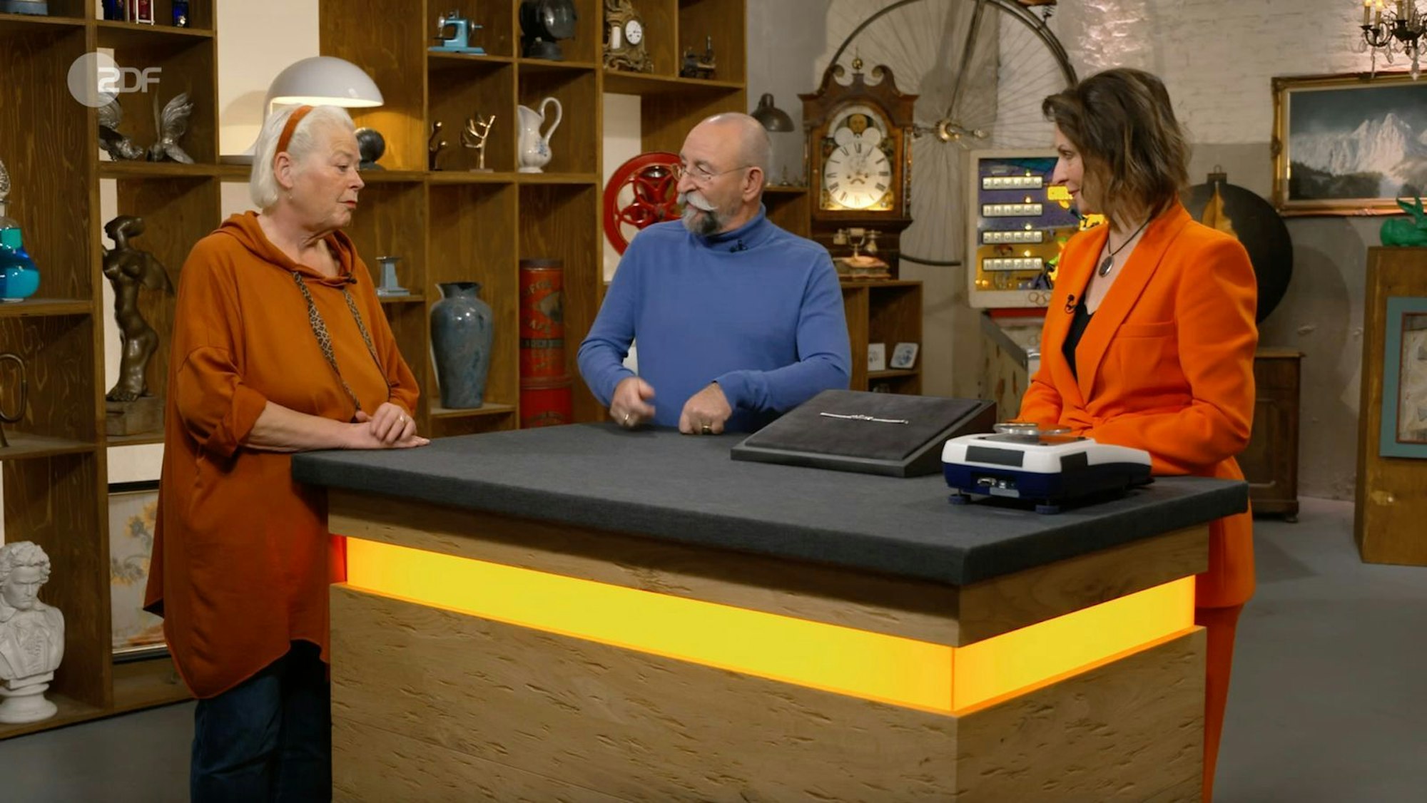 Verkäuferin Anke (links) musste ein Schock verkraften. Horst Lichter und Expertin Wendela Horz litten mit ihr. (Bild: ZDF)