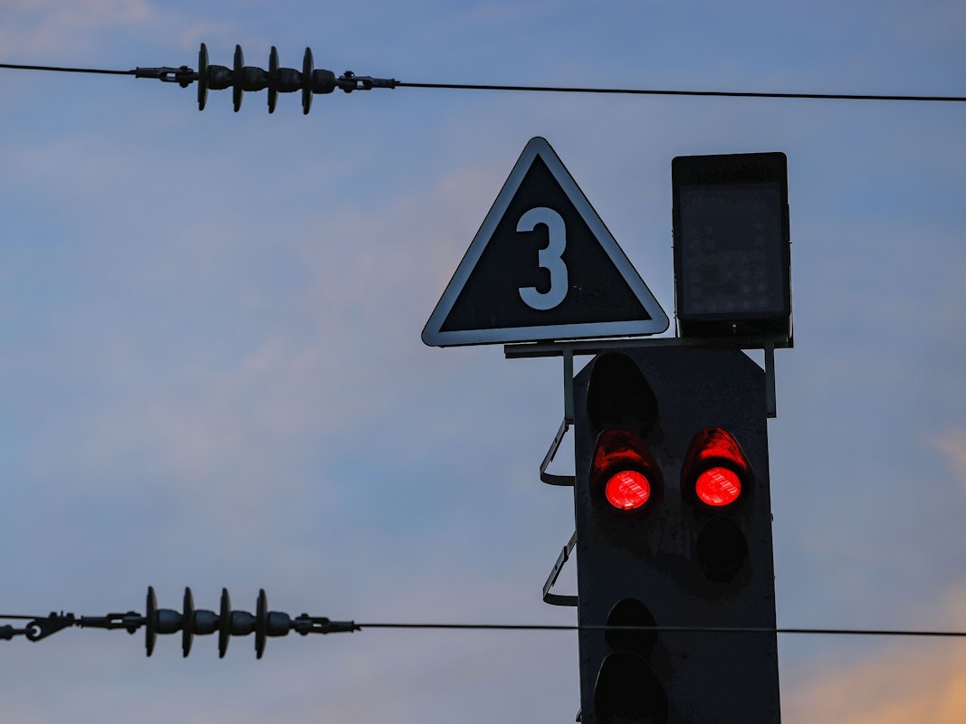 Ein Signal steht auf Rot.