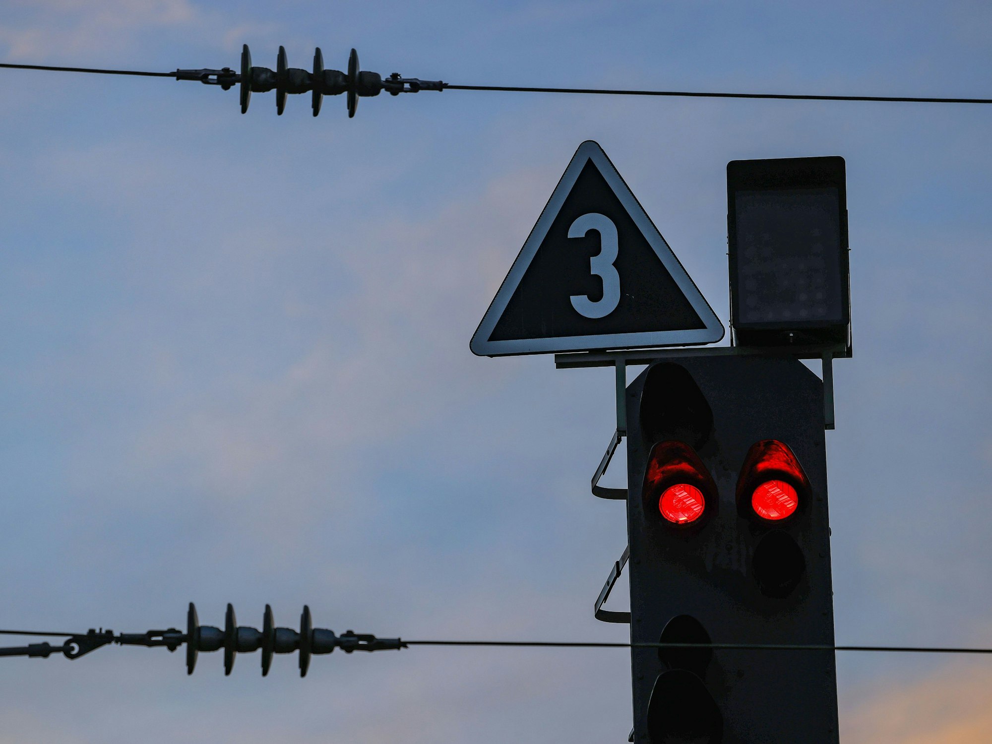 Ein Signal steht auf Rot.