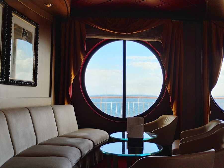 Lounge auf Kreuzfahrtschiff mit Meerblick