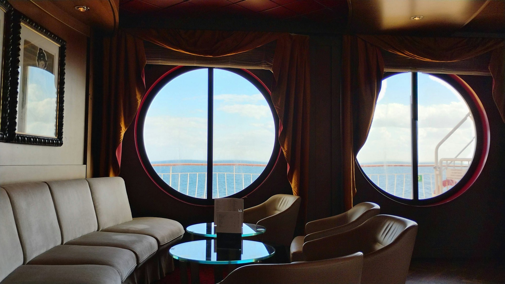 Lounge auf Kreuzfahrtschiff mit Meerblick