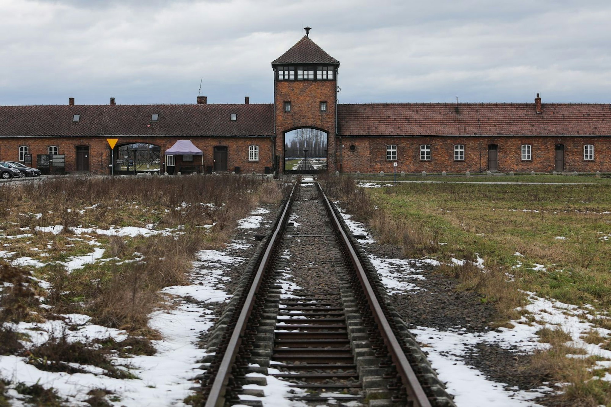Kurz nach Ende des Zweiten Weltkriegs arbeitete Hitchcock an einem Dokumentarfilm über die Konzentrationslager (im Bild: das KZ Auschwitz). Bei „German Concentration Camps Factual Survey“ fungierte Hitchcock als Berater. (Bild: Jakub Porzycki/NurPhoto via Getty Images)