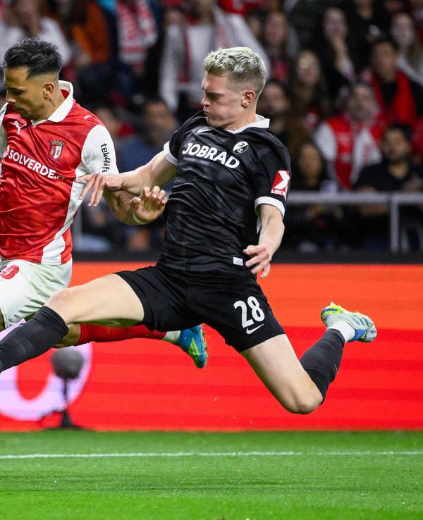 Rodrigo Zalazar (l.) und Matthias Ginter im Zweikampf um den Ball.