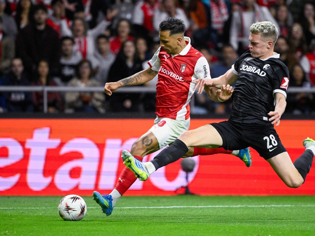 Rodrigo Zalazar (l.) und Matthias Ginter im Zweikampf um den Ball.