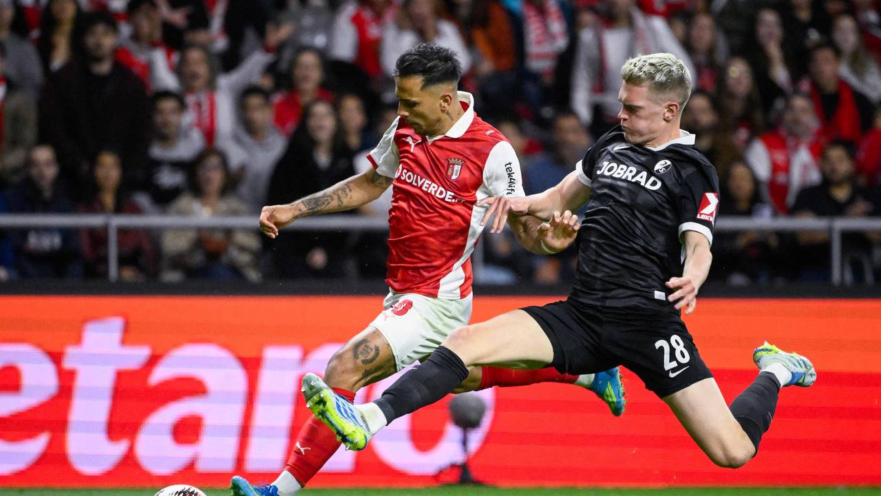 Rodrigo Zalazar (l.) und Matthias Ginter im Zweikampf um den Ball.