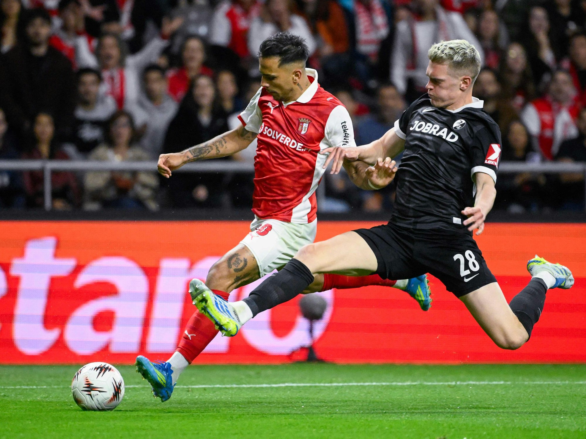 Rodrigo Zalazar (l.) und Matthias Ginter im Zweikampf um den Ball.