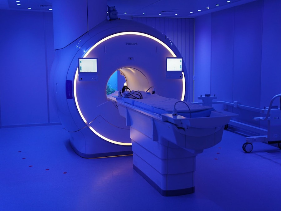Blick auf Kernspintomograf in der Magnetresonanztomografie (MRT)