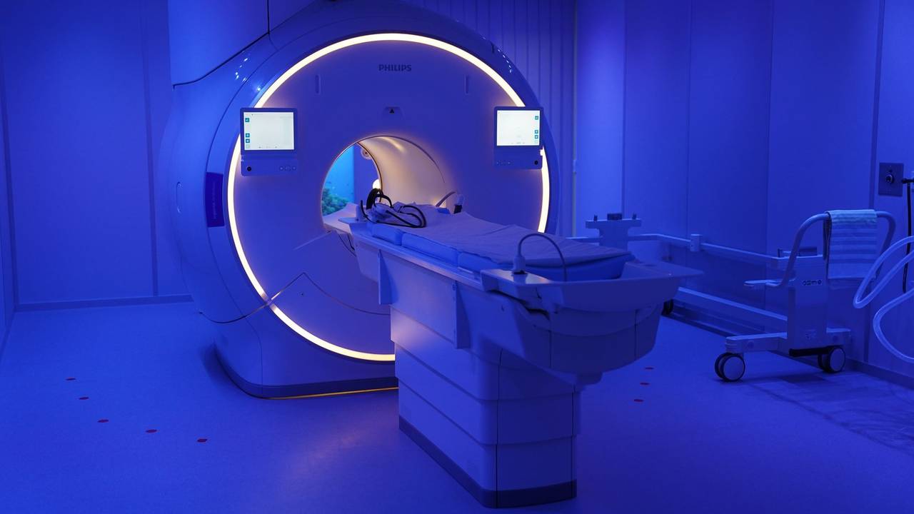 Blick auf Kernspintomograf in der Magnetresonanztomografie (MRT)