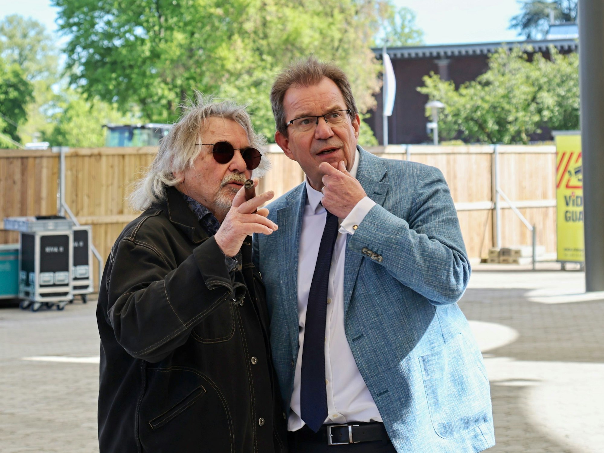 Tommy Engel schaut sich mit Ralf Nüsser den Tanzbrunnen an.