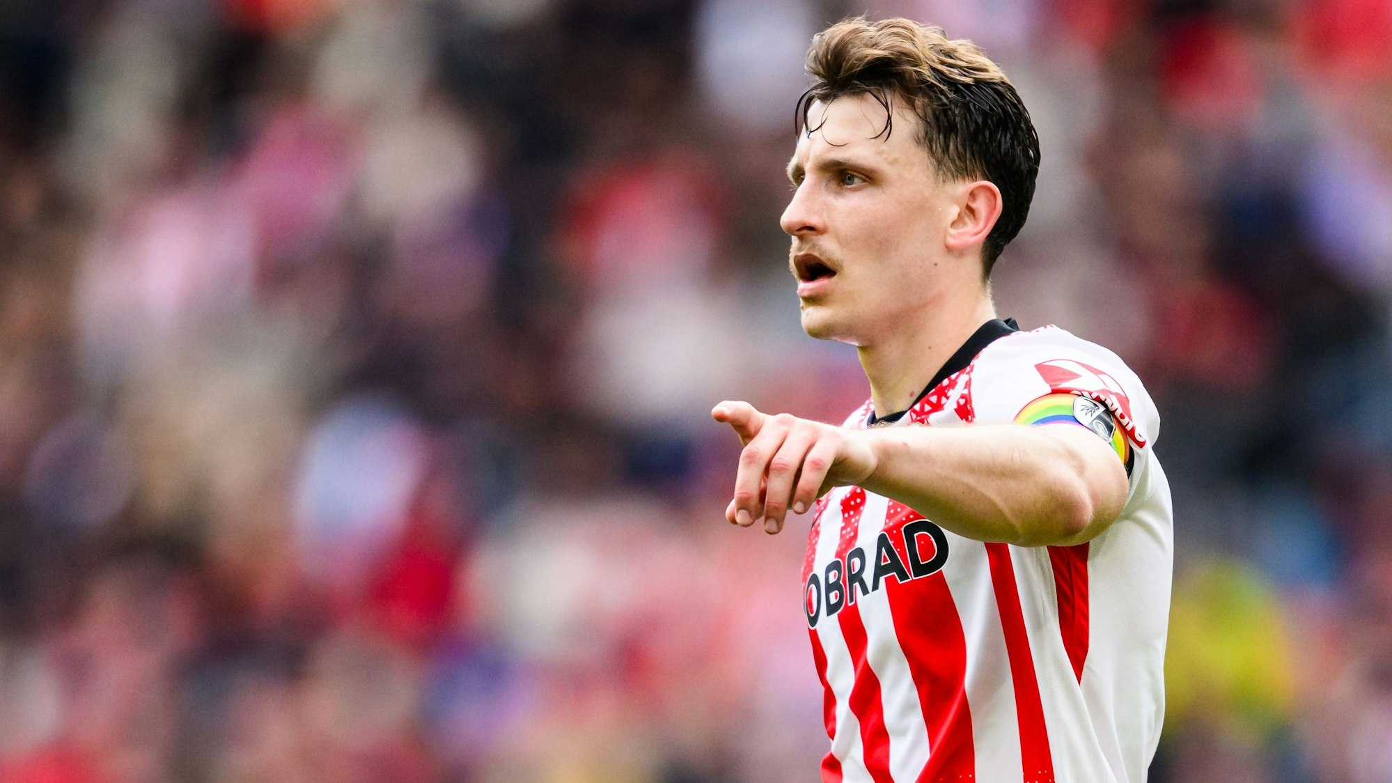 Maximilian Eggestein gibt Anweisungen auf dem Platz.