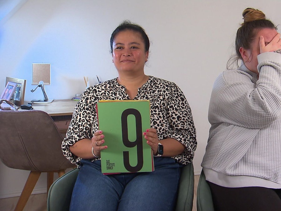 Trotz Ziegenkäse-Hass zeigt sich Pauline (l.) bei Anna spendabel mit Punkten. Sassi wendet sich ab... (Bild: RTL)