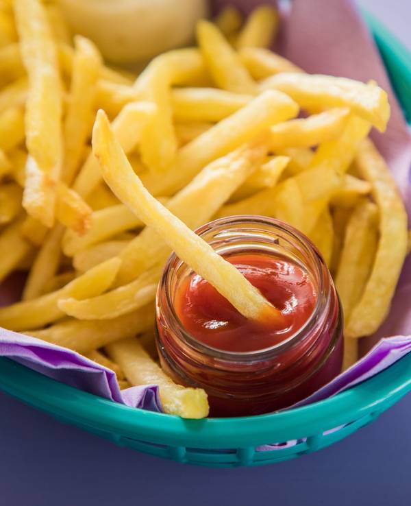 Pommes mit Ketchup liegen in einem Körbchen