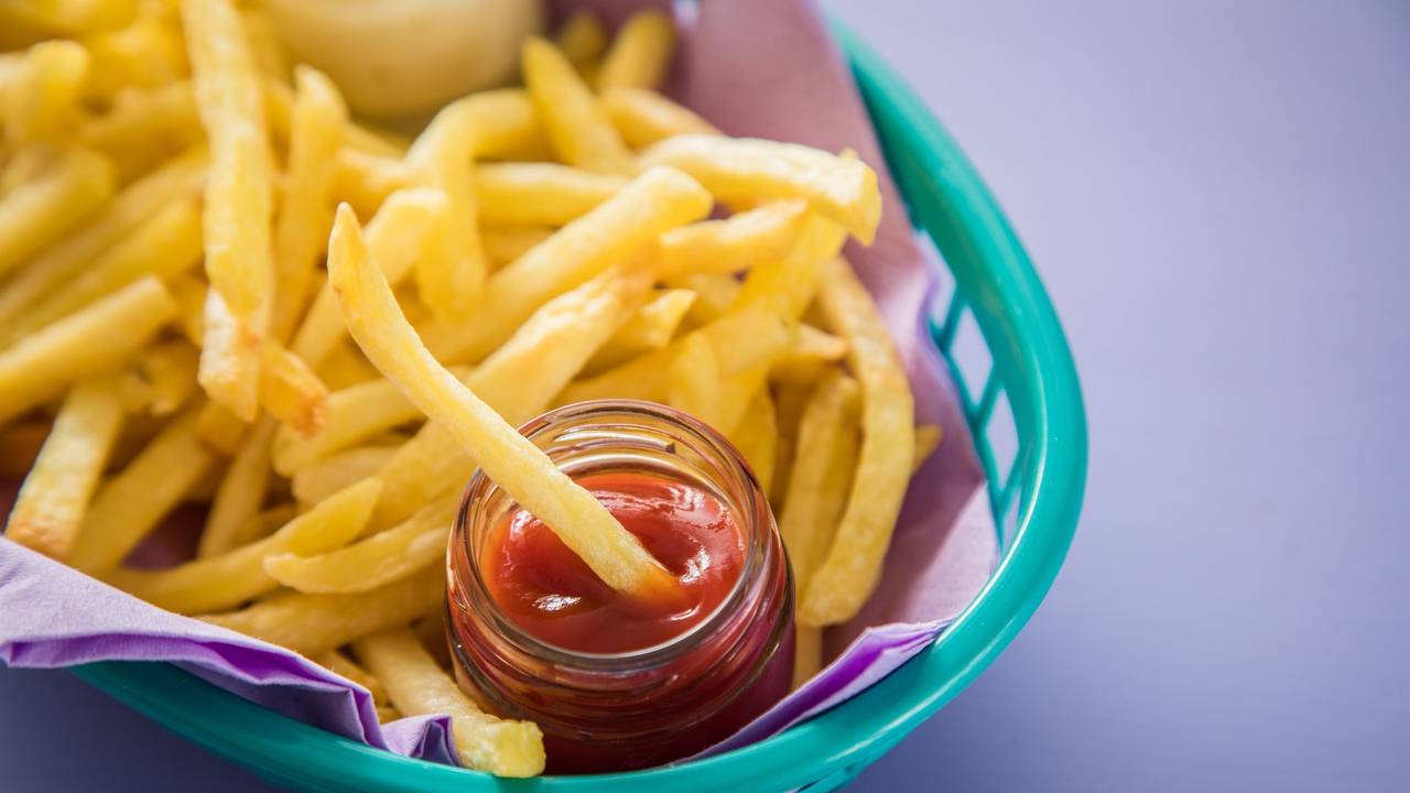 Pommes mit Ketchup liegen in einem Körbchen