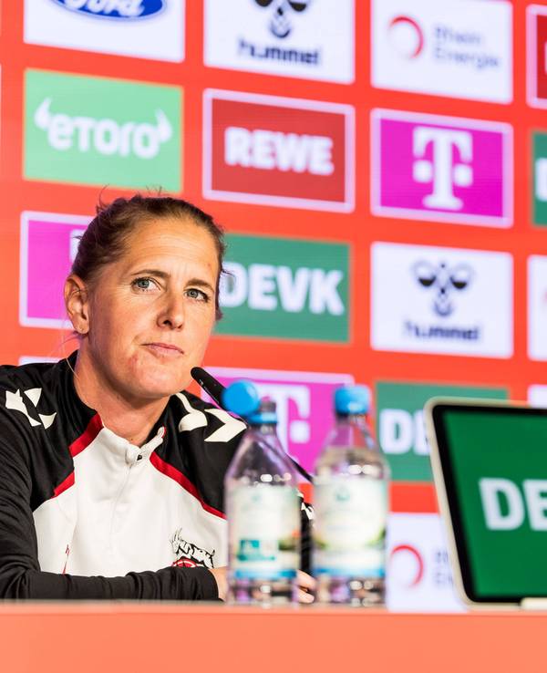 Frauen-Trainerin Britta Carlson und Männer-Coach René Wagner bei der Pressekonferenz des 1. FC Köln.