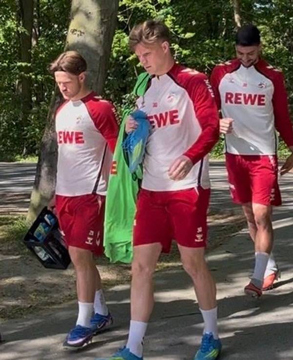 FC-Trainer André Wagner geht neben Jan Thielmann und Marius Bülter am Geißbockheim