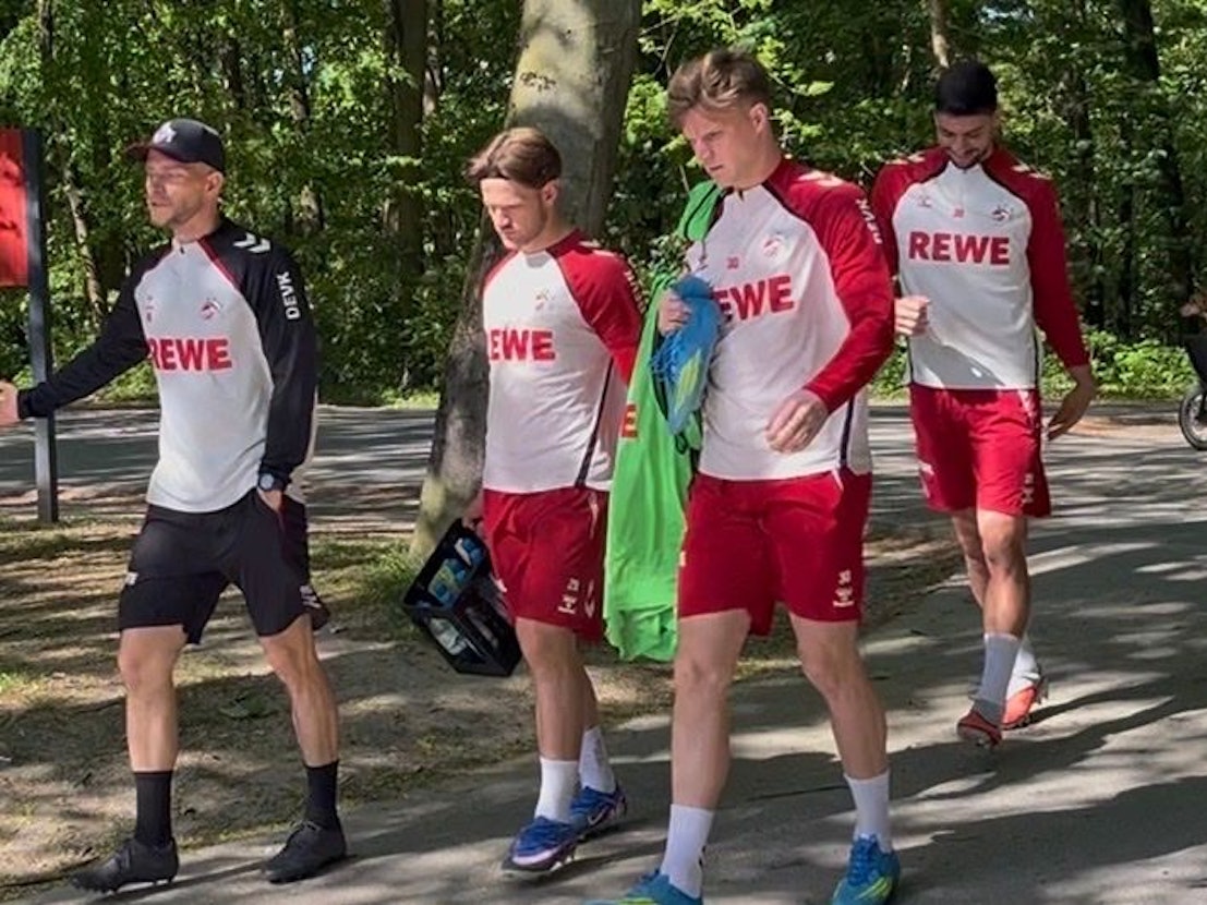 FC-Trainer André Wagner geht neben Jan Thielmann und Marius Bülter am Geißbockheim