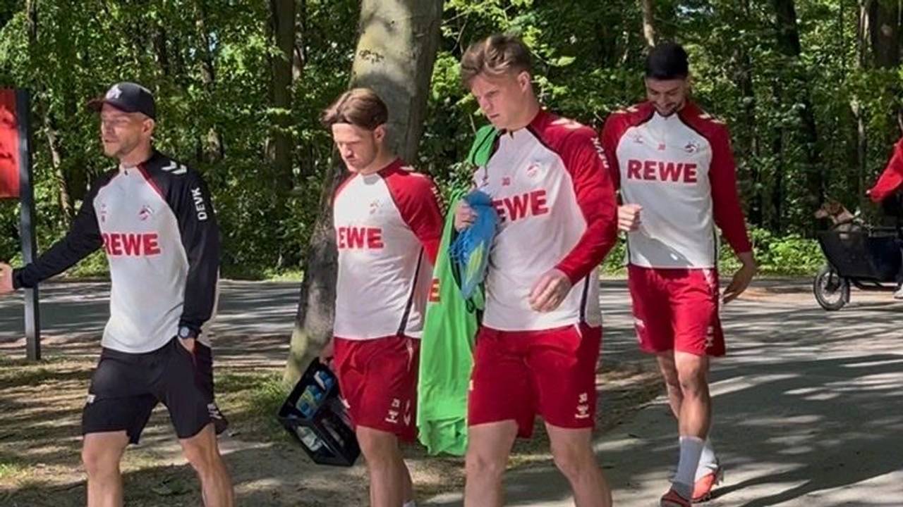 FC-Trainer André Wagner geht neben Jan Thielmann und Marius Bülter am Geißbockheim