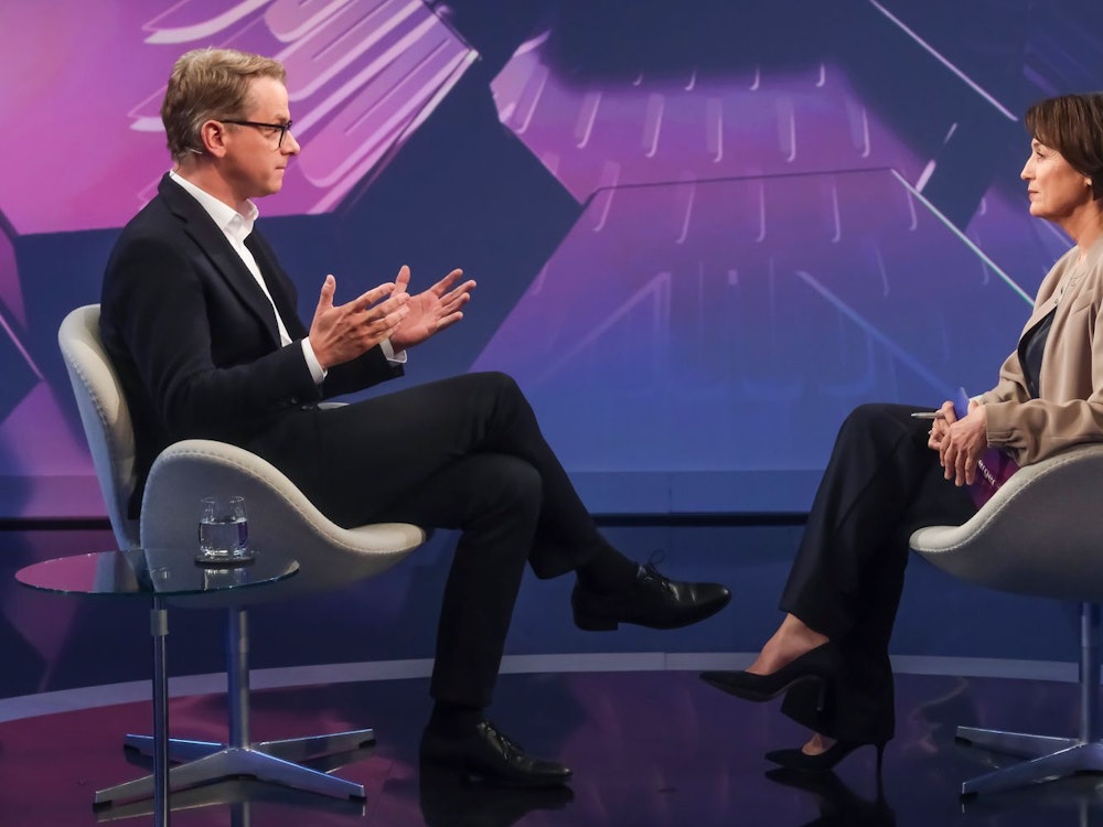 Sandra Maischberger merkte CDU-Generalsekretär Carsten Linnemann eine gewisse Unzufriedenheit an. (Bild: WDR / Oliver Ziebe)