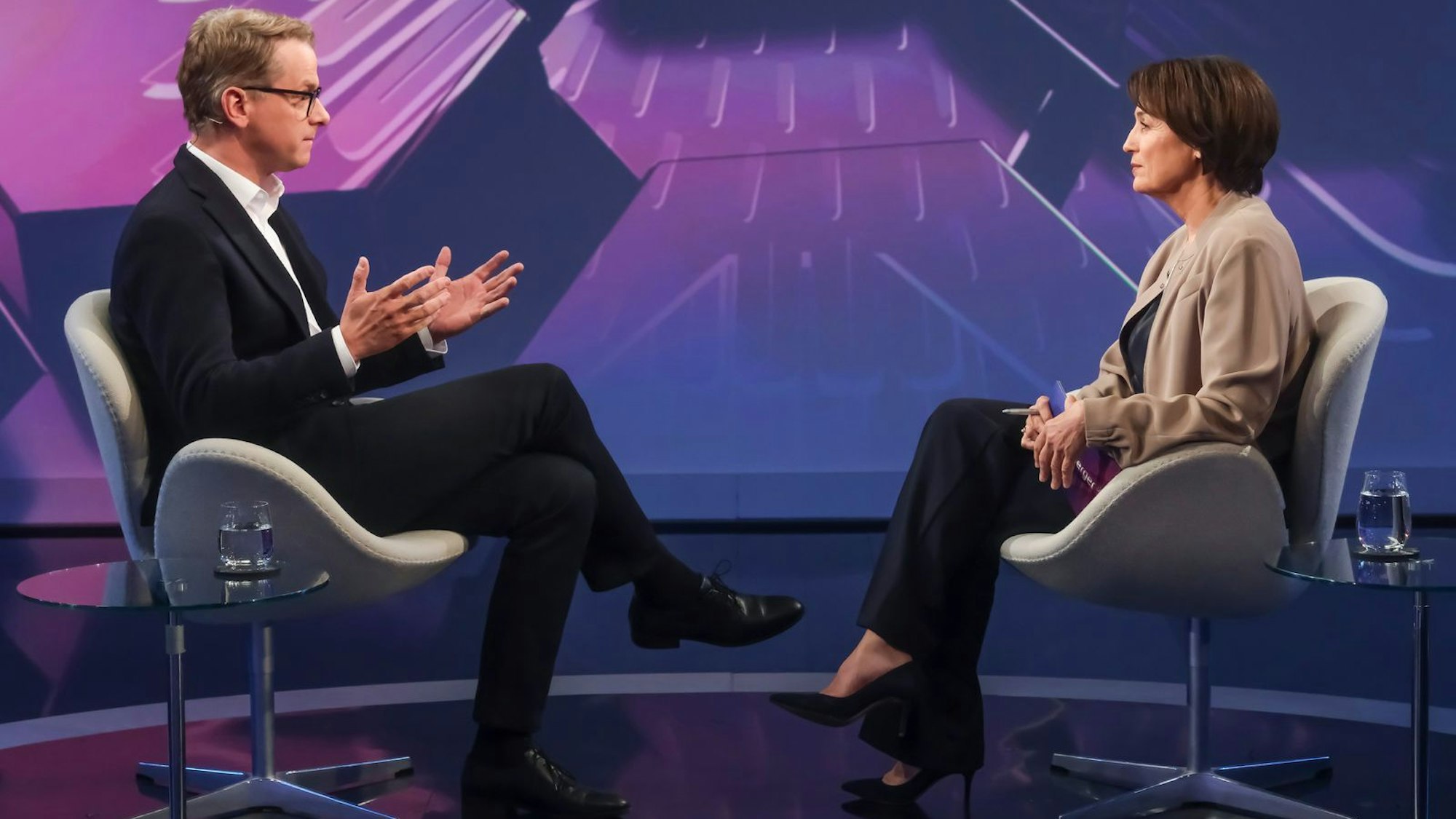 Sandra Maischberger merkte CDU-Generalsekretär Carsten Linnemann eine gewisse Unzufriedenheit an. (Bild: WDR / Oliver Ziebe)
