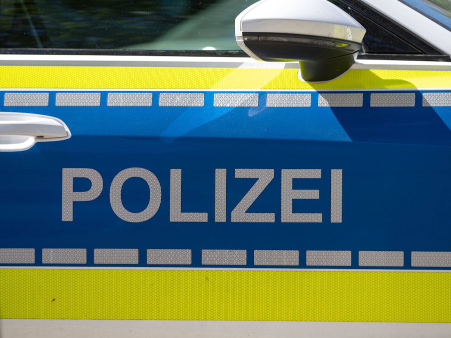 Polizeiauto mit der Aufschrift POLIZEI