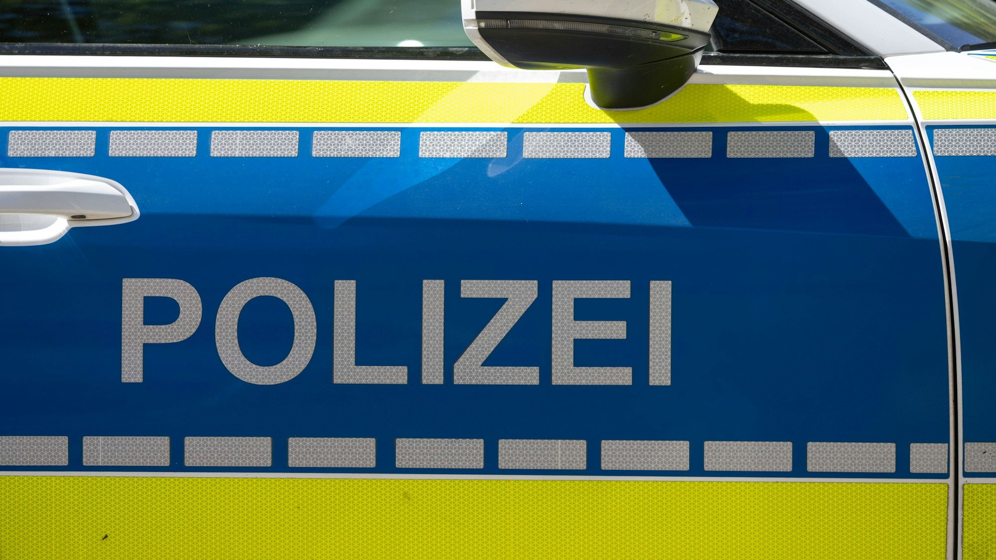 Polizeiauto mit der Aufschrift POLIZEI