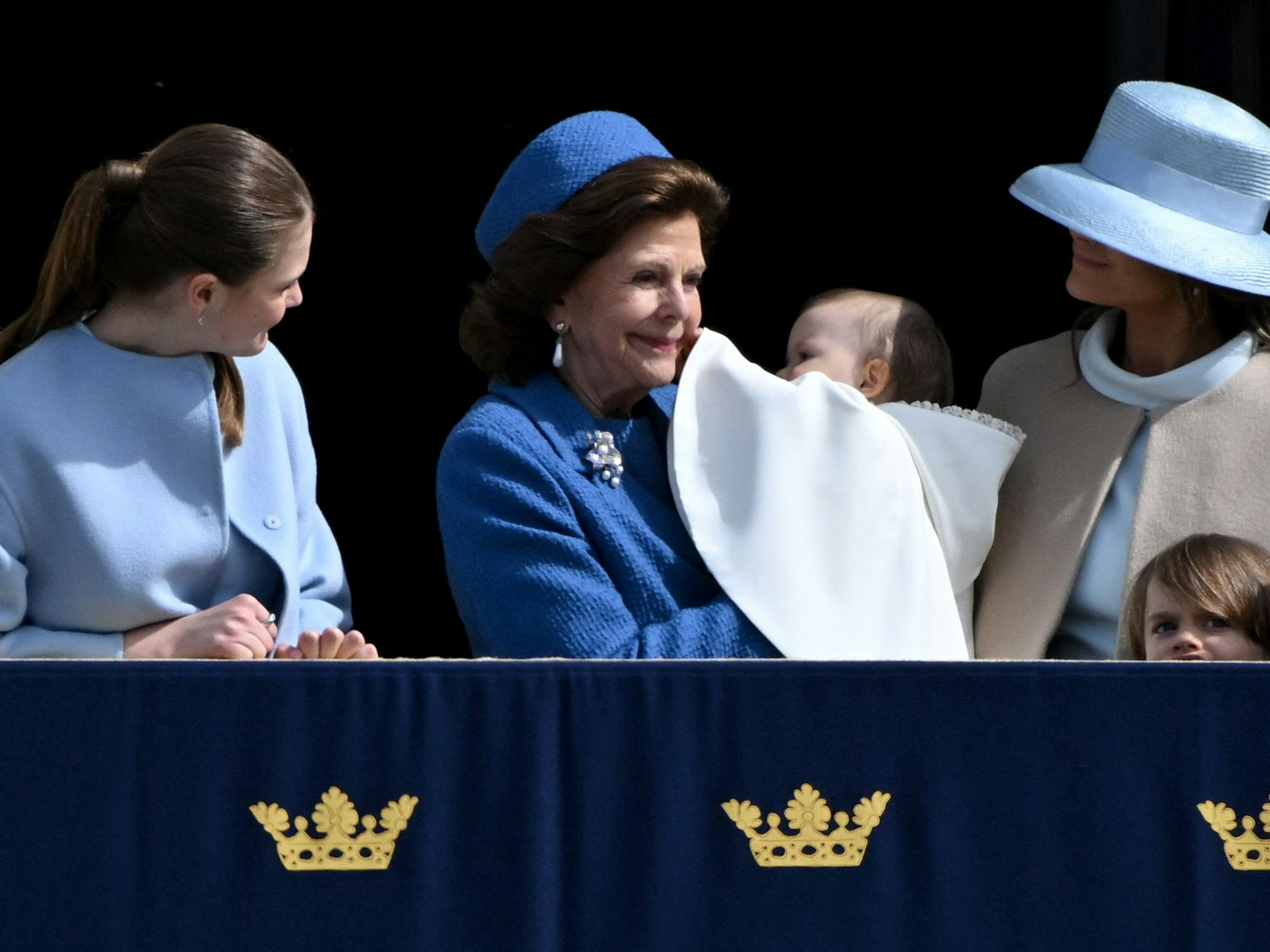 Prinzessin Estelle, Königin Silvia und Prinzessin Sofia genießen den Balkon-Auftritt.