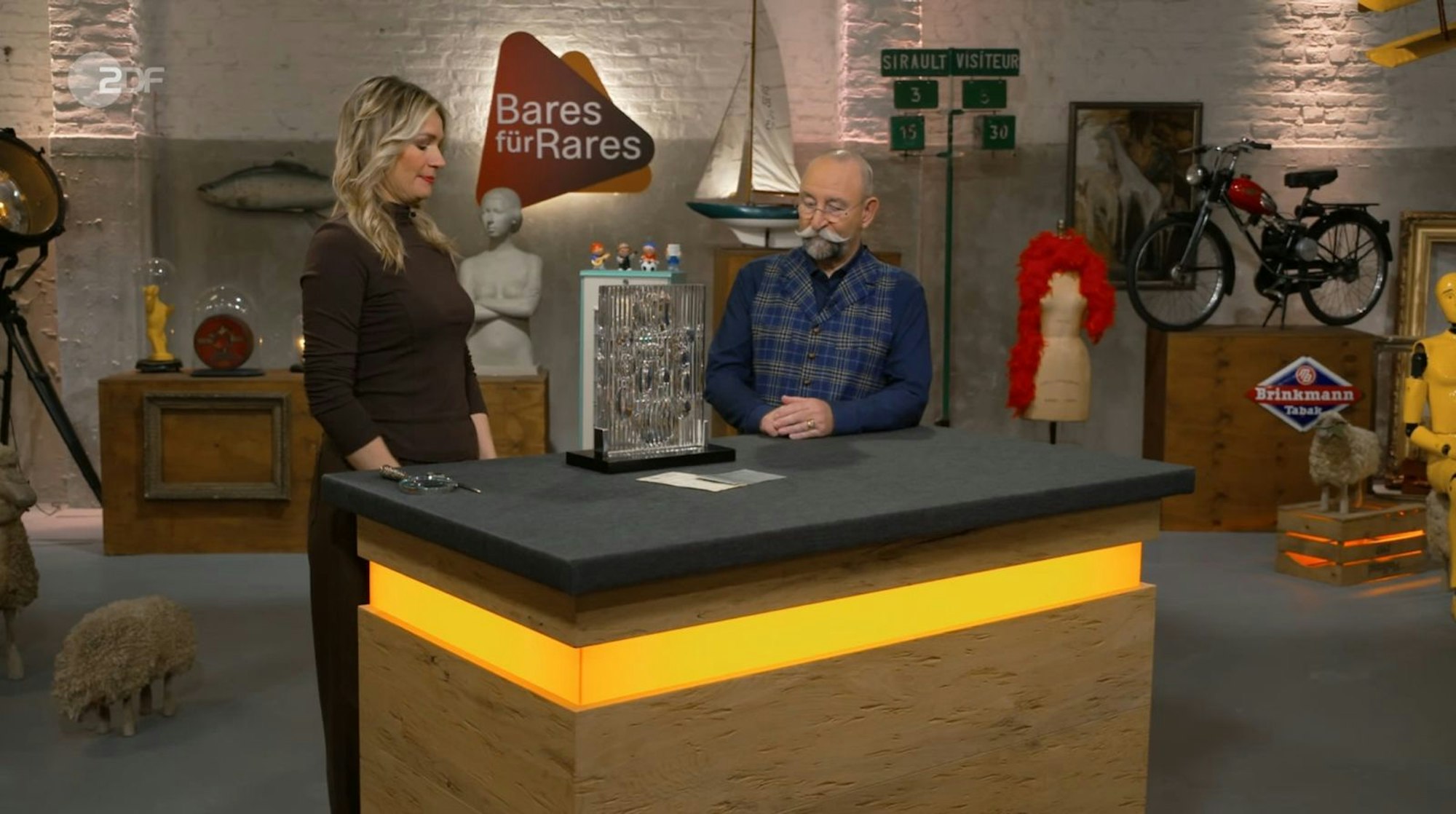 Auch ein Glaskunstobjekt fand seinen Weg in die Sendung. Horst Lichter zeigte sich zunächst ratlos: „Kann das irgendwas?“ (Bild: ZDF)