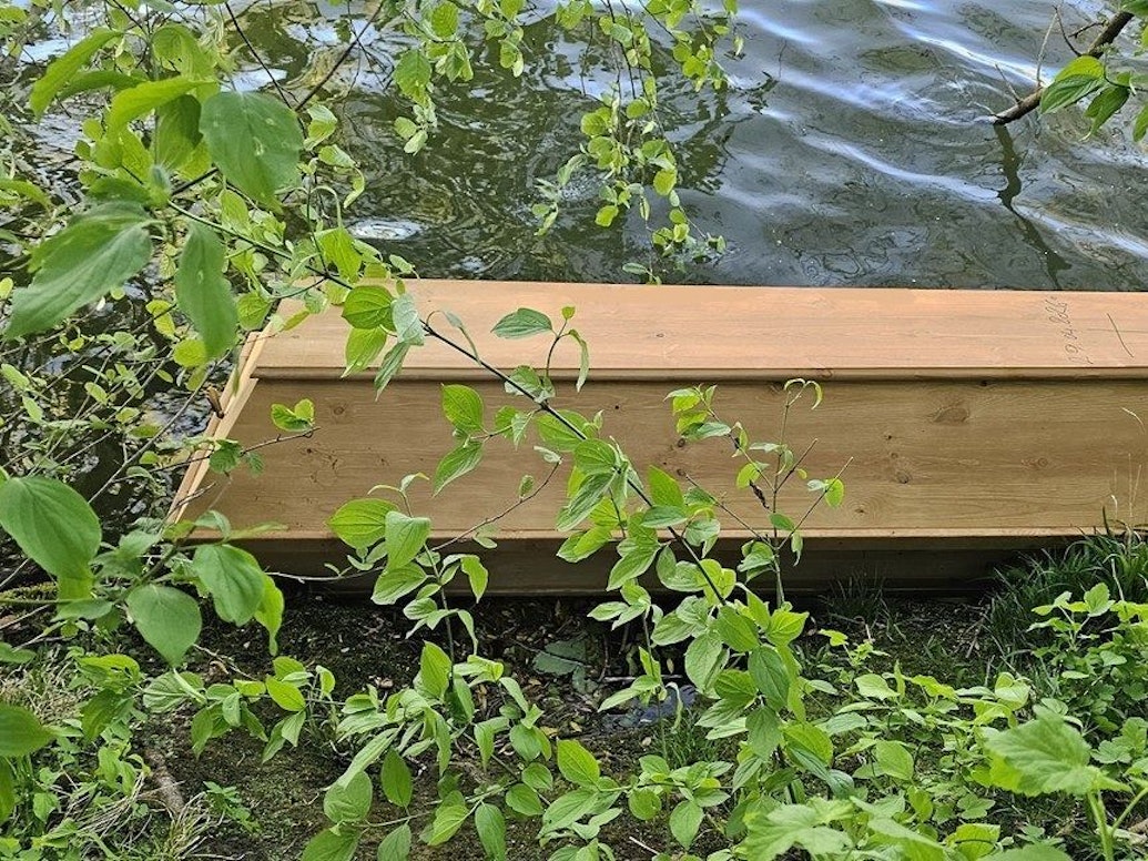 Ein Sarg liegt am Ufer des Mains. Polizei und Feuerwehr waren zu dem ungewöhnlichen Fund gerufen worden.