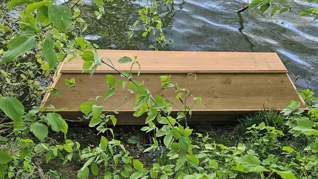 Ein Sarg liegt am Ufer des Mains. Polizei und Feuerwehr waren zu dem ungewöhnlichen Fund gerufen worden.