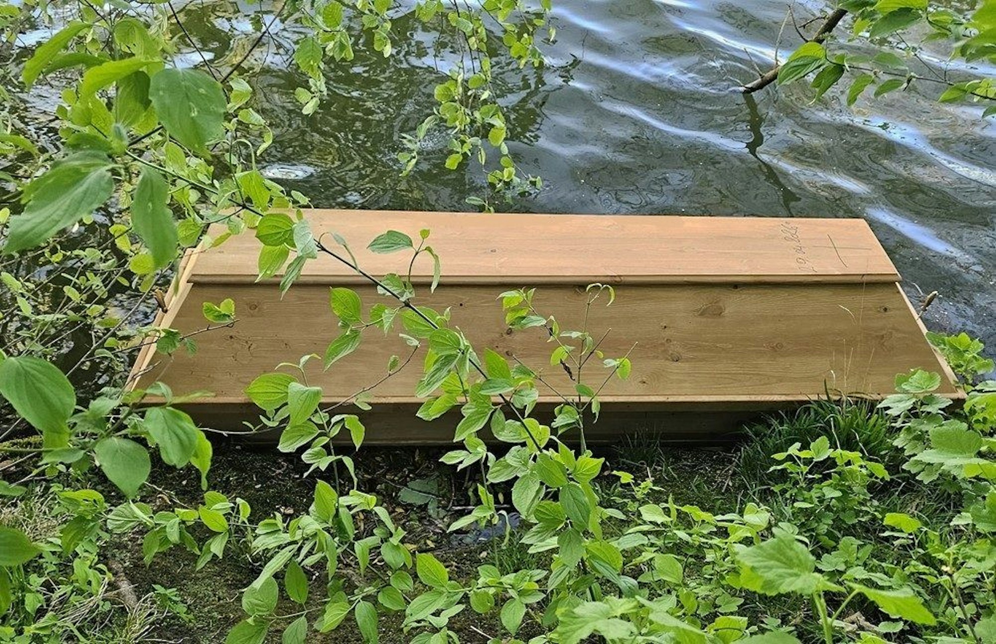 Ein Sarg liegt am Ufer des Mains. Polizei und Feuerwehr waren zu dem ungewöhnlichen Fund gerufen worden.