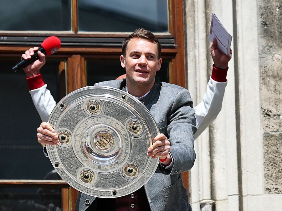 Manuel Neuer mit Fußball-Meisterschale