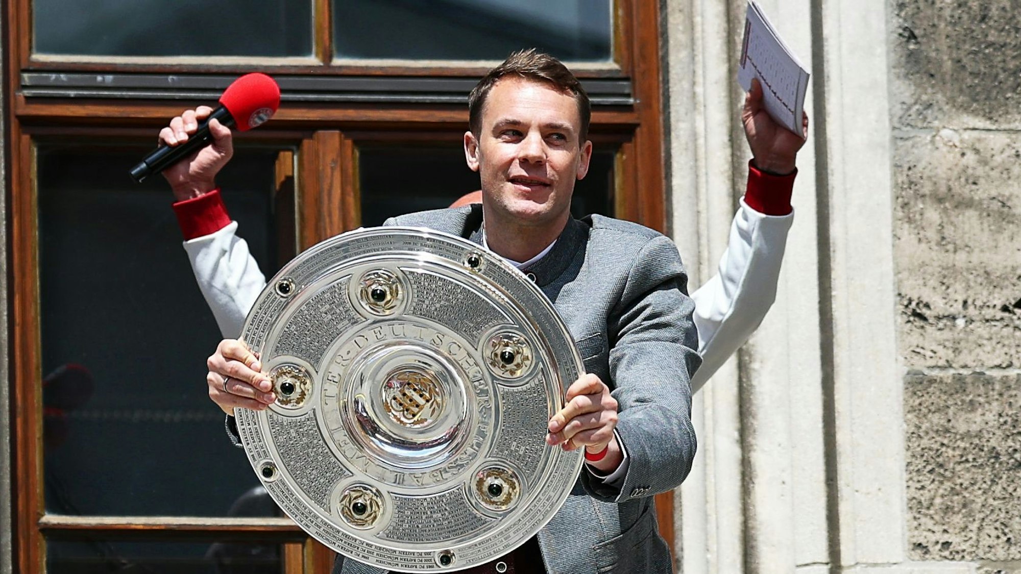 Manuel Neuer mit Fußball-Meisterschale