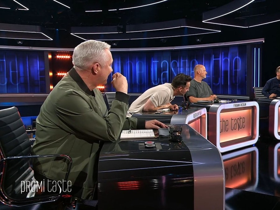 So einen Löffel haben (von links) Alexander Herrmann, Alex Kumptner, Frank Rosin und Tim Raue noch nie gesehen. (Bild: Joyn)