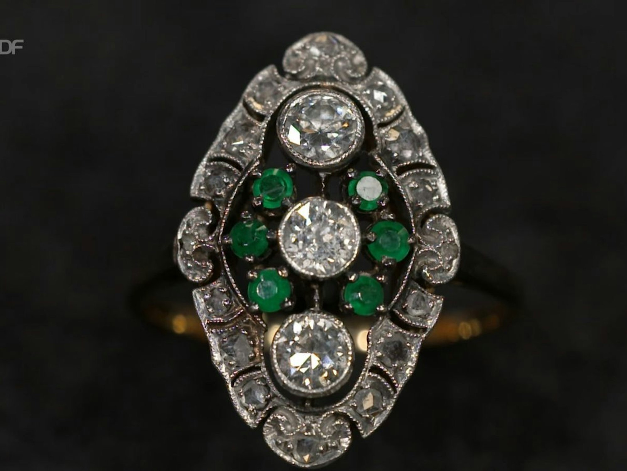 Ein Navette-Ring aus 750er-Gelbgold mit Platin sollte bei „Bares für Rares“ einen neuen Besitzer finden. (Bild: ZDF)
