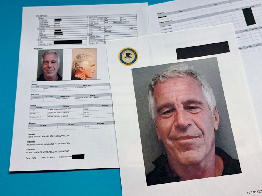 Jeffrey Epstein auf Foto mit Dokumenten