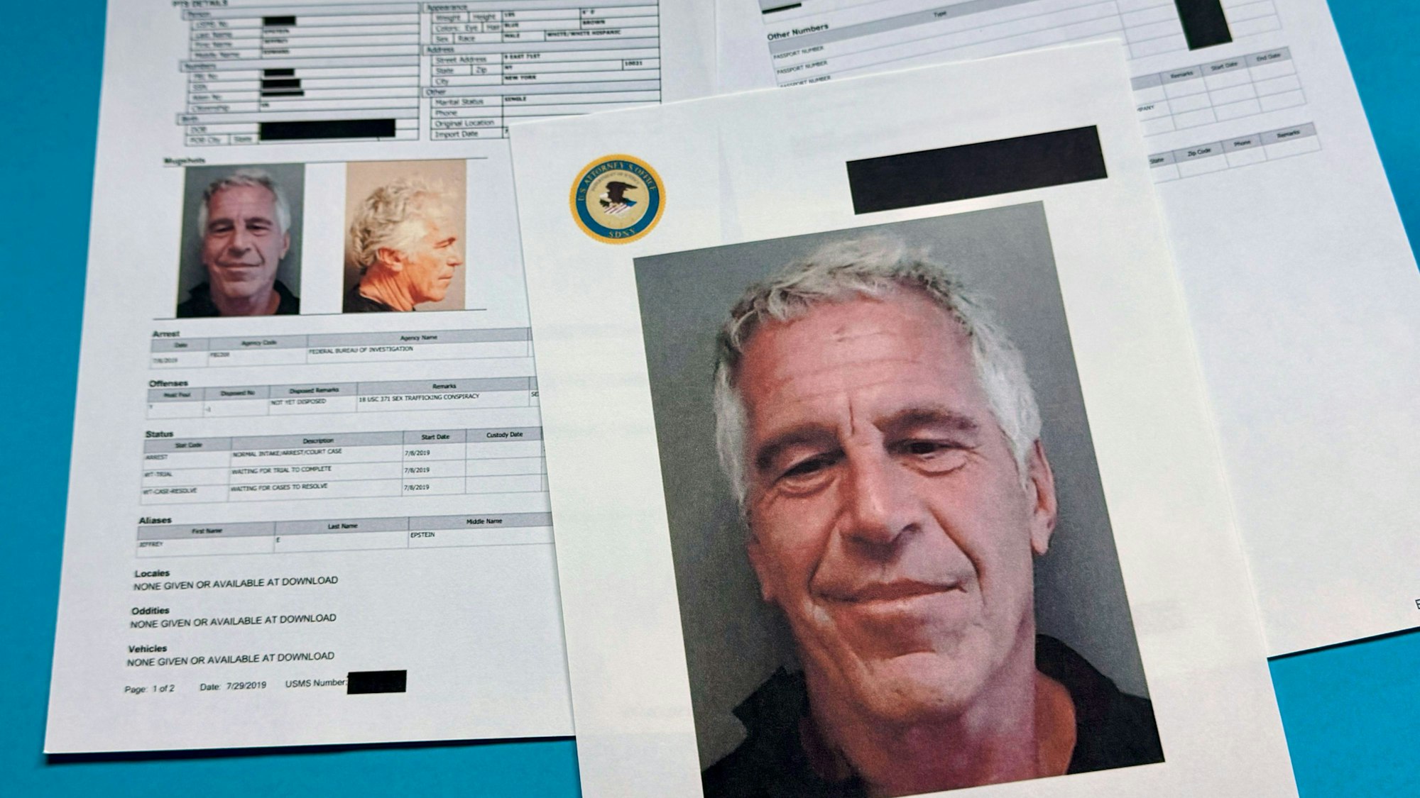 Jeffrey Epstein auf Foto mit Dokumenten