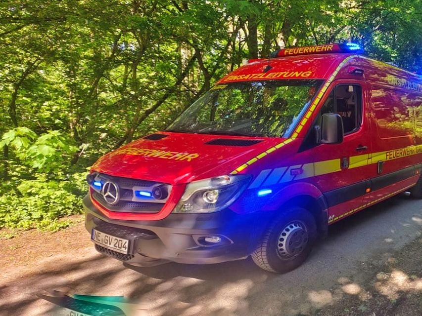 Einsatzkräfte der Feuerwehr an der Erft.
