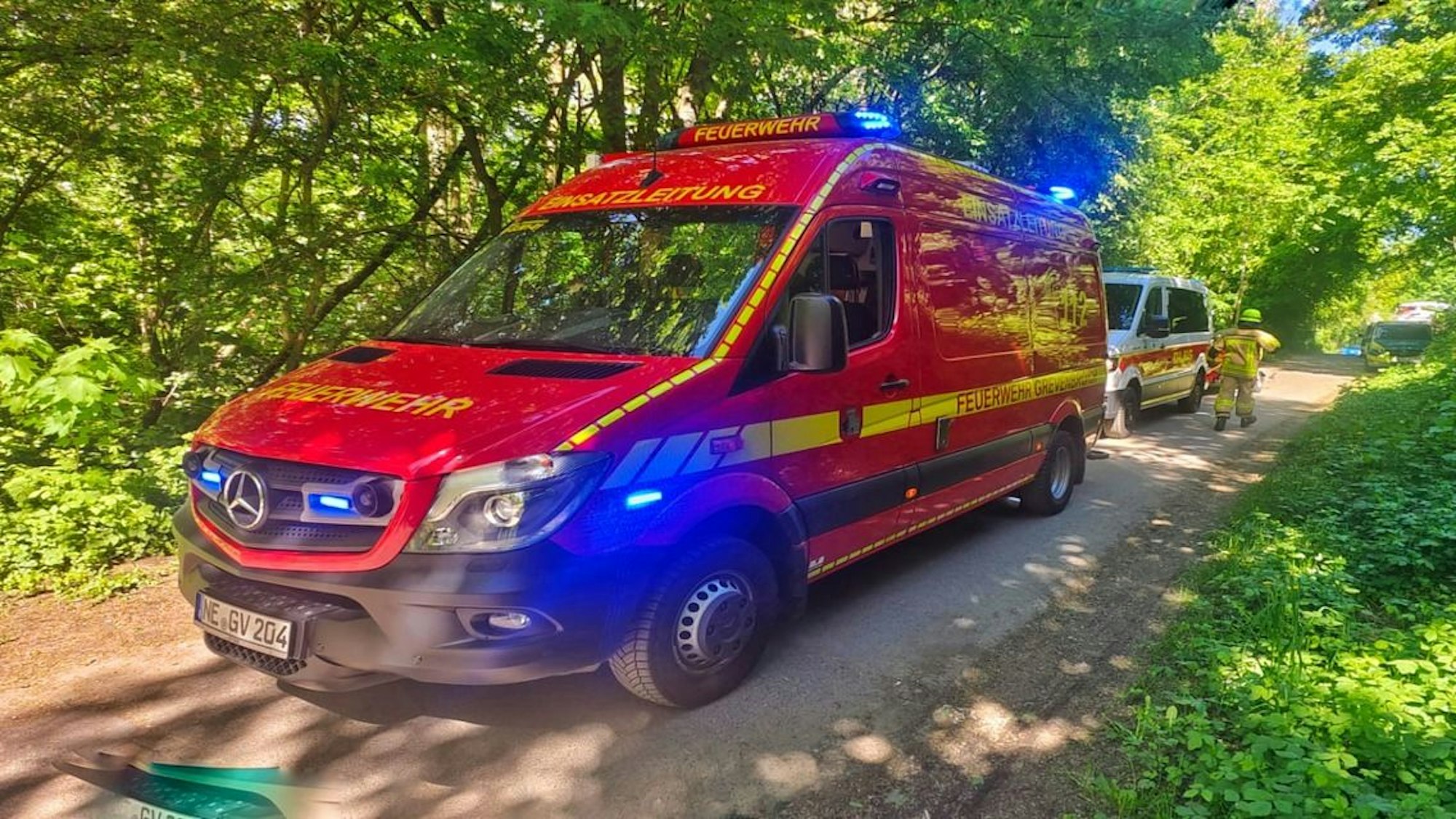 Einsatzkräfte der Feuerwehr an der Erft.