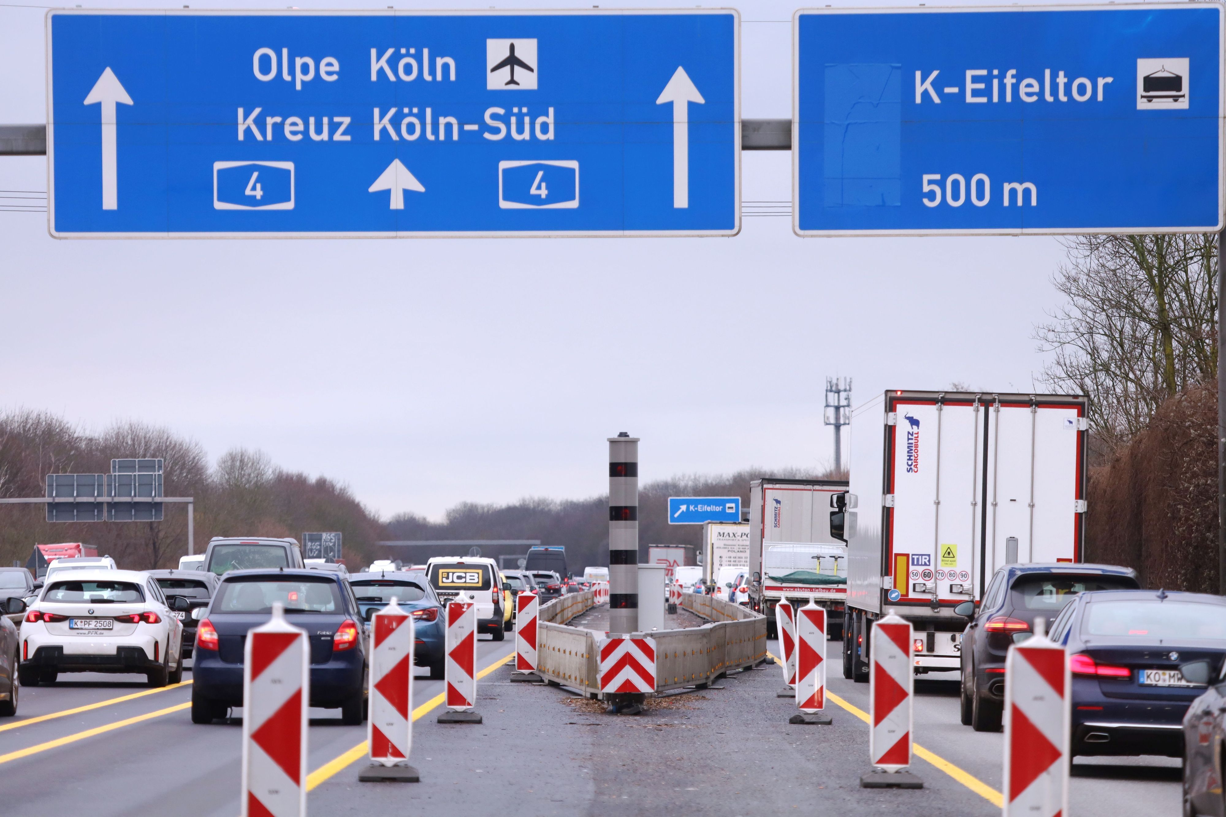 24.01.2026, Köln: Die Brücke Eifeltor der Autobahn A4 ist baufällig. LKW dürfen sie nur noch eingeschränkt befahren, für alle Fahrzeuge gilt ein Tempolimit. Beides wird jetzt mit autarken Überwachungsanlagen kontrolliert, die „Blitzer“ stehen in beiden Fahrtrichtungen. Foto: Arton Krasniqi